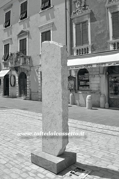 WHITE CARRARA 023 - Scultura in marmo "Senza Titolo" di Sergi Barnils esposta in Piazza Alberica