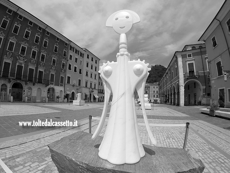 WHITE CARRARA 2024 (Design is Back) - Scultura in marmo bianco "Anna G" di Alessandro Mendini esposta in Piazza Alberica