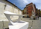 WHITE CARRARA 2024 (Design is Back) - Scultura in marmo bianco "To" di Carlo Alberto Gasparini