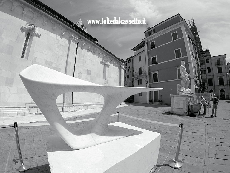WHITE CARRARA 2024 (Design is Back) - Scultura in marmo bianco "To" di Carlo Alberto Gasparini esposta in Piazza del Duomo
