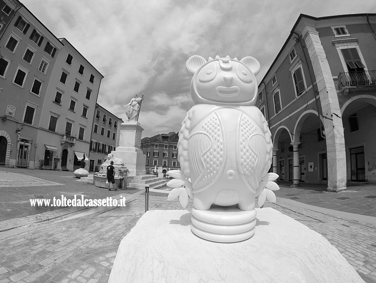 WHITE CARRARA 2024 (Design is Back) - Scultura in marmo bianco "Bernardo" di Elena Salmistraro esposta in Piazza Alberica