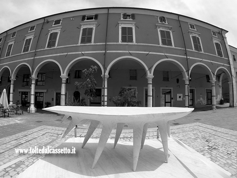 WHITE CARRARA 2024 (Design is Back) - Scultura in marmo bianco "Animable" di Emiliano Moretti esposta di fronte al Palazzo Diana delle Logge in Piazza Alberica
