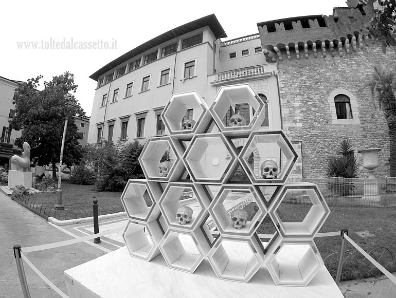 WHITE CARRARA 2024 (Design is Back) - Scultura in marmo calacatta "Exagon" di Eugenio Biselli esposta di fronte al corpo medievale dell'Accademia di Belle Arti