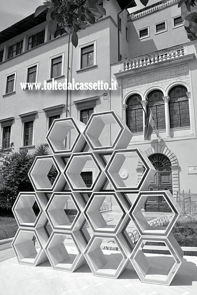 WHITE CARRARA 2024 (Design is Back) - Scultura in marmo calacatta "Exagon" di Eugenio Biselli esposta di fronte al corpo medievale dell'Accademia di Belle Arti