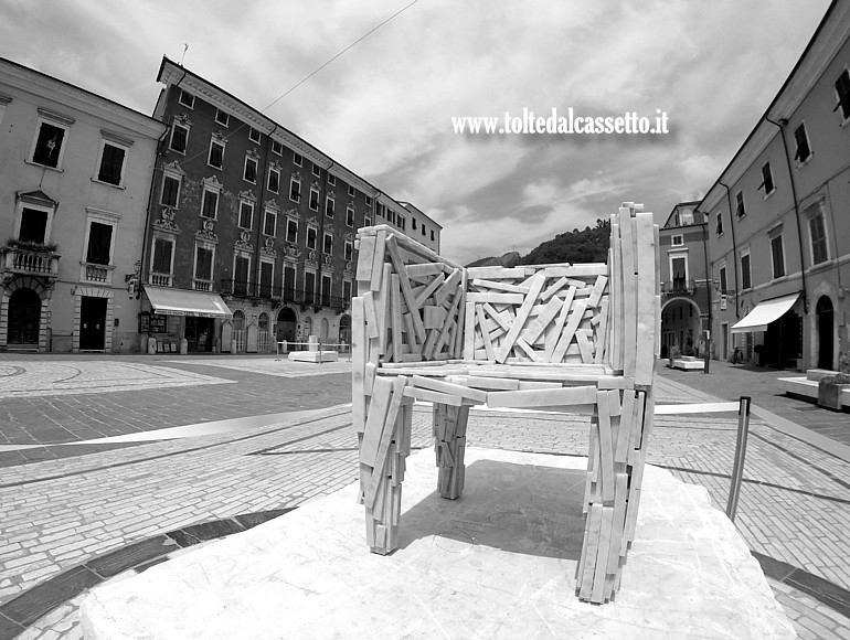 WHITE CARRARA 2024 (Design is Back) - Scultura "Favelas Chair" di Fernando e Humberto Campana for Edra, esposta in Piazza Alberica