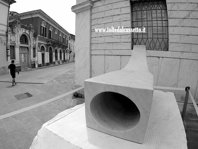 WHITE CARRARA 2024 (Design is Back) - Scultura "E-Marble Sound" di Marmi Carrara, esposta in Piazza Cesare Battisti