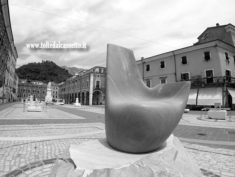 WHITE CARRARA 2024 (Design is Back) - Scultura "Witty" di Michel Boucquillon, esposta in Piazza Alberica