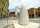 WHITE CARRARA 2024 (Design is Back) - Scultura in marmo bianco venatino "Pliss" di Michele De Lucchi