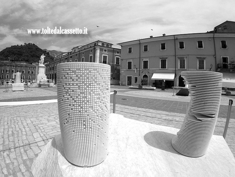 WHITE CARRARA 2024 (Design is Back) - Sculture in marmo "Pixel" ed "Introverso" di Paolo Ulian esposte in Piazza Alberica