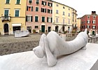 WHITE CARRARA 2025 (Design Here And Now) - Scultura in marmo bianco "Jojo" di Donia Maaoui