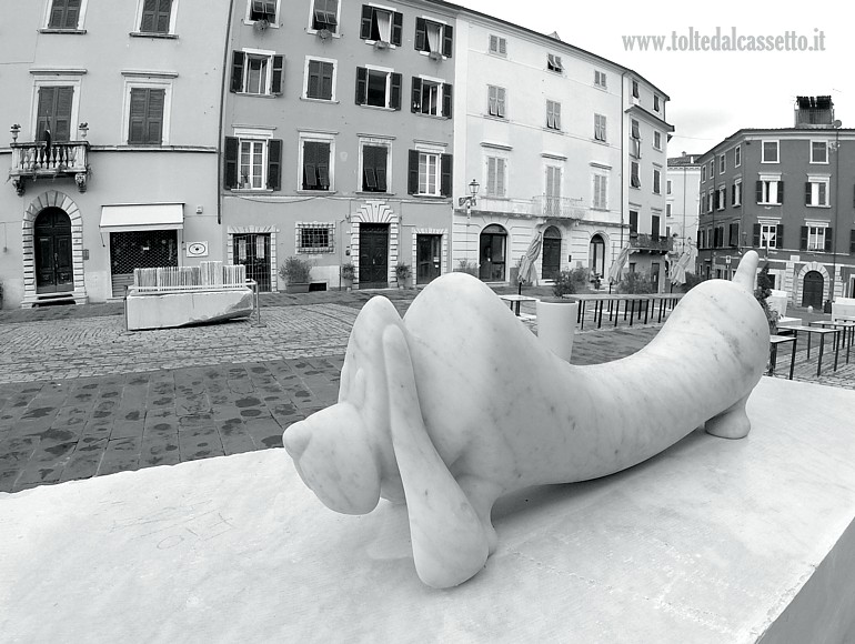 WHITE CARRARA 2025 (Design Here And Now) - Scultura in marmo bianco "Jojo" di Donia Maaoui