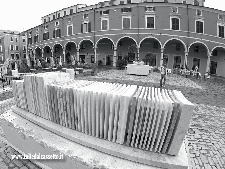 WHITE CARRARA 2025 (Design Here And Now) - Scultura in marmo "Centopiedi" di Emiliana Martinelli
