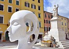 WHITE CARRARA 2025 (Design Here And Now) - Scultura in marmo bianco "kAIna" di Karim Rashid