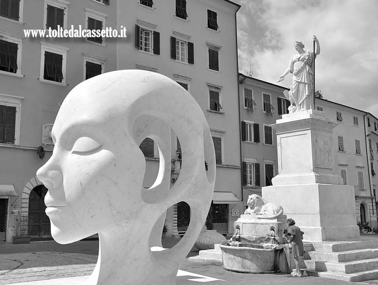 WHITE CARRARA 2025 (Design Here And Now) - Scultura in marmo bianco "kAIna" di Karim Rashid esposta in Piazza Alberica