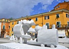 WHITE CARRARA 2025 (Design Here And Now) - Scultura in marmo "Cane mangia Cane" di Massimo Giacon