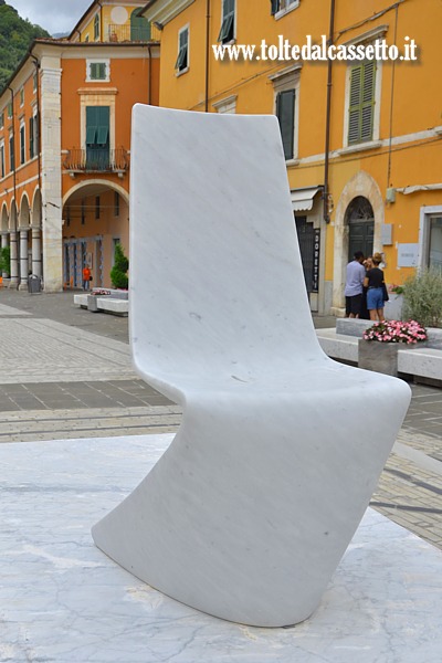 WHITE CARRARA 2025 (Design Here And Now) - Scultura in marmo bianco "Veil Chair" di Michel Boucquillon