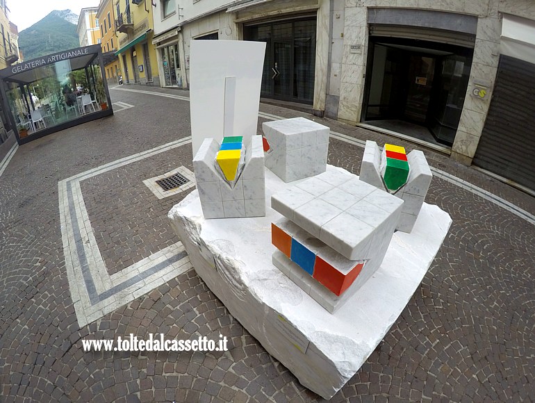 WHITE CARRARA 2025 (Design Here And Now) - Scultura in marmo "Pac-Cube" di Michele Monfroni esposta in Via Roma