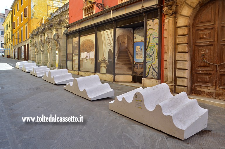 WHITE CARRARA 2025 (Design Here And Now) - Scultura in marmo bianco "Onde" di Nicolas Bertoux