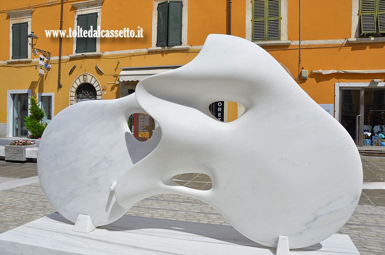 WHITE CARRARA 2025 (Design Here And Now) - Scultura in marmo "Ridon" di Ross Lovegrove