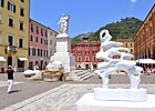 WHITE CARRARA 2026 (Design Lives in The City) - Scultura in marmo bianco "Flowing Forms of Discontinuity in Life" disegnata da Ross Lovegrove