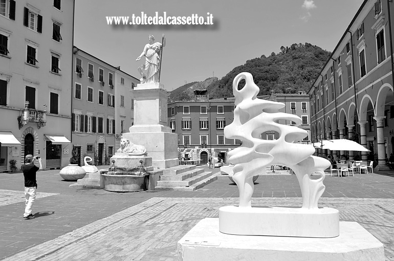 WHITE CARRARA 2026 (Design Lives in The City) - Scultura in marmo bianco "Flowing Forms of Discontinuity in Life" disegnata da Ross Lovegrove