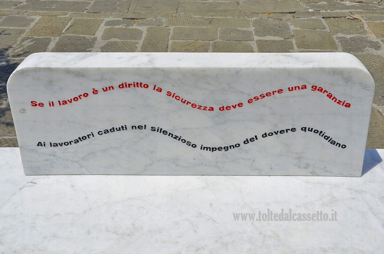WHITE CARRARA 2026 (Design Lives in The City) - Scultura in marmo bianco "Vietato Sedersi" disegnata dagli studenti dell'IPIA del Marmo Pietro Tacca