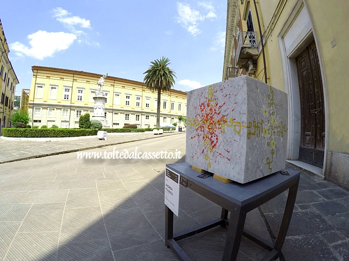 WHITE CARRARA DOWNTOWN 2021 - Scultura in marmo "Bellezza collaterale", dipinta dal pittore Andrea Polenta