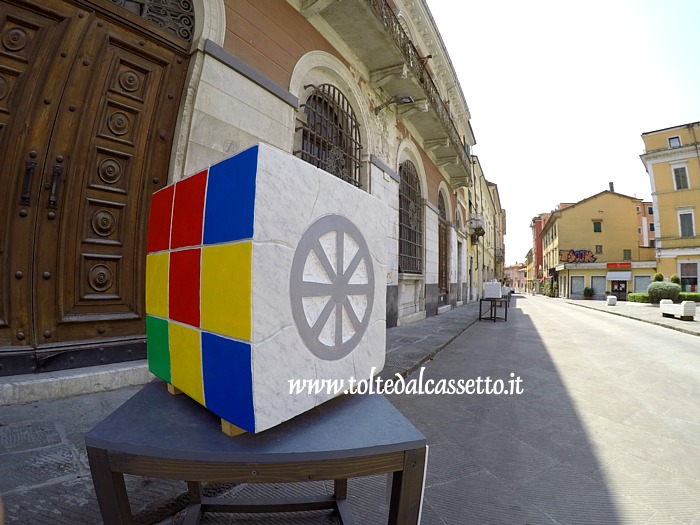 WHITE CARRARA DOWNTOWN 2021 - Scultura in marmo "Cubo di Rubik" di Clara Mallegni