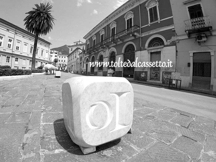 WHITE CARRARA DOWNTOWN 2021 - Scultura in marmo "L'egoismo indifferente" di FAC Fronteacciaiocromato