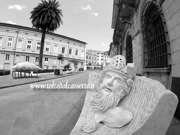 WHITE CARRARA DOWNTOWN 2021 - Scultura in marmo "Unicum" di Francesca Menconi