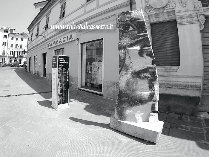 WHITE CARRARA DOWNTOWN 2021 - Scultura in marmo "Non oltre il domani" di Indaco