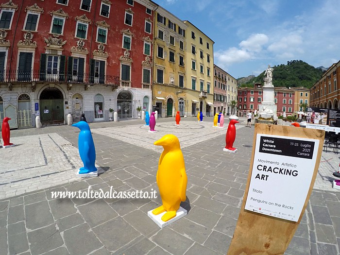 WHITE CARRARA DOWNTOWN 2021 - Composizione "Penguins on the Rocks" del Movimento Artistico Cracking Art