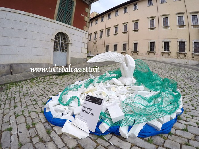 WHITE CARRARA DOWNTOWN 2021 - Scultura in materiali vari "La Terra si sta sciogliendo" di Michele Monfroni