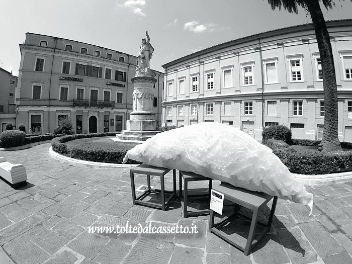 WHITE CARRARA DOWNTOWN 2021 - Scultura in materiali plastici "Isola di... Ventre di Balena" di Paola Romoli Venturi