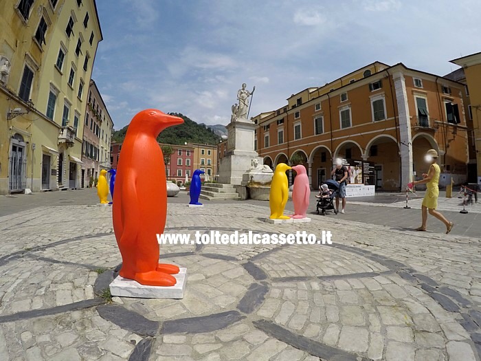 WHITE CARRARA DOWNTOWN 2021 - Piazza Alberica invasa dai "Penguins on the Rocks"