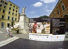 WHITE CARRARA DOWNTOWN 2021 - Tabellone segnaletico dell'evento collocato in Piazza Alberica