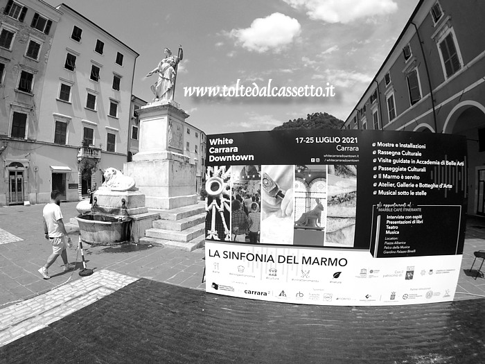 WHITE CARRARA DOWNTOWN 2021 - Tabellone segnaletico dell'evento collocato in Piazza Alberica