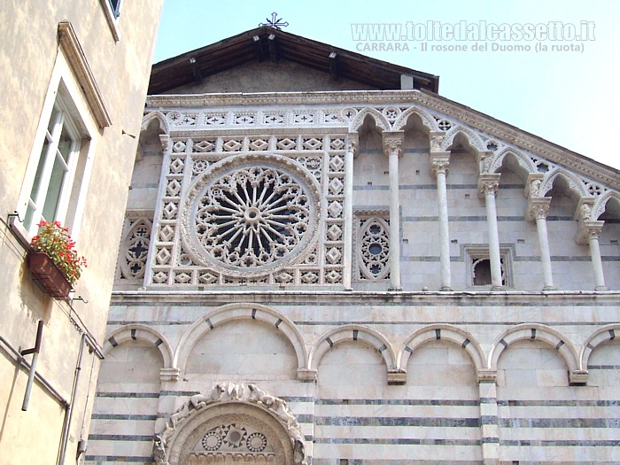 CARRARA - Il rosone del Duomo, chiamato anche "la ruota"