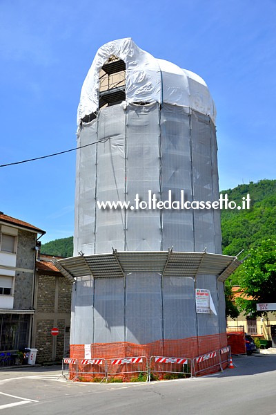 CASOLA IN LUNIGIANA (Maggio 2018) - Teloni protettivi avvolgono la Torre Medievale