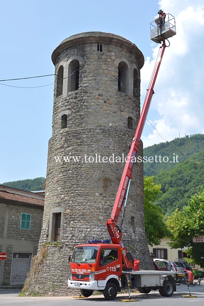 CASOLA IN LUNIGIANA - I Vigili del Fuoco controllano la torre medievale lesionata dalle scosse sismiche del giugno 2013. Il manufatto era già stato ricostruito dopo il crollo parziale dovuto al terremoto del 1920