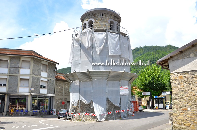 CASOLA IN LUNIGIANA (Luglio 2018) - La sommità della Torre Medievale fa capolino dai teloni protettivi utilizzati durante i lavori di restauro