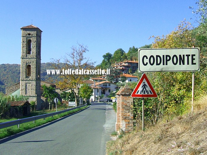 CODIPONTE (frazione di Casola) - Il campanile della Pieve romanica e la segnaletica stradale lungo la SR445 indicano che stiamo entrando nel borgo