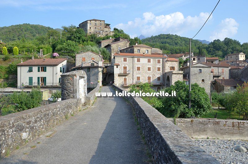CODIPONTE (frazione di Casola) - Panorama con ponte sul torrente Aulella e case del nucleo storico