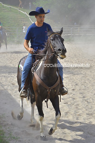 COMANO CAVALLI - Cavaliere con cappello da cow-boy