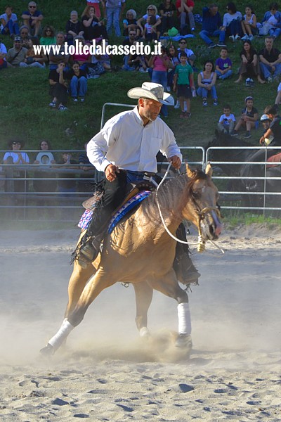 COMANO CAVALLI 2025 - Addestratore fa compiere della giravolte al suo cavallo