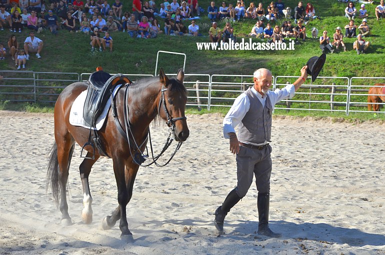 COMANO CAVALLI 2025 - Addestratore saluta il pubblico durante lo spettacolo equestre