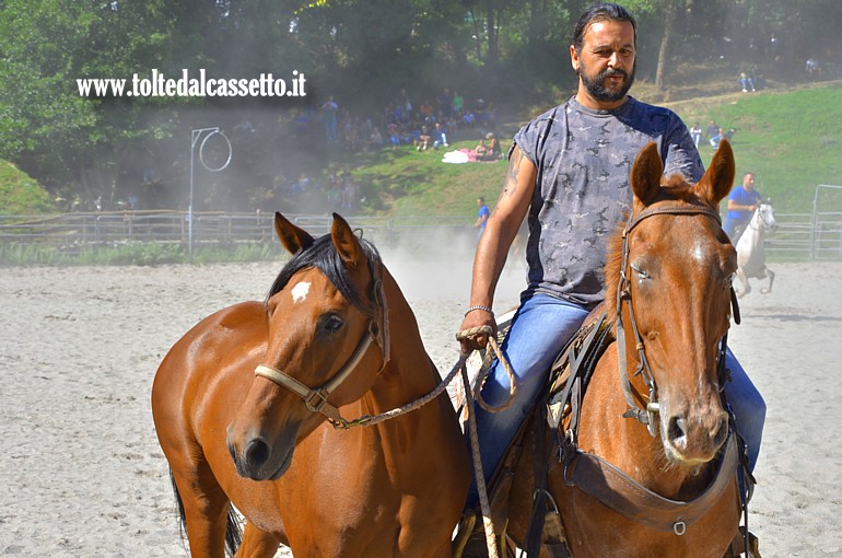 COMANO CAVALLI 2025 - Allevatore con i suoi cavalli in vendita