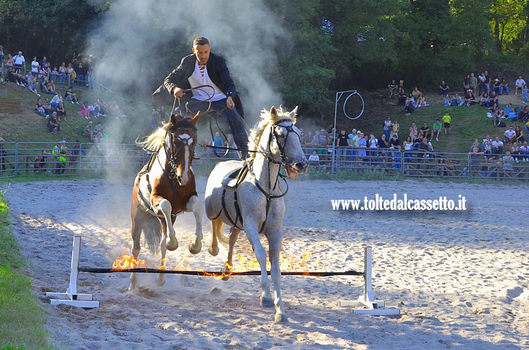 COMANO CAVALLI 2025 - I cavalli saltano un ostacolo che ha la barriera infuocata