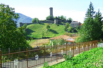 COMANO - La collina con i resti del castello