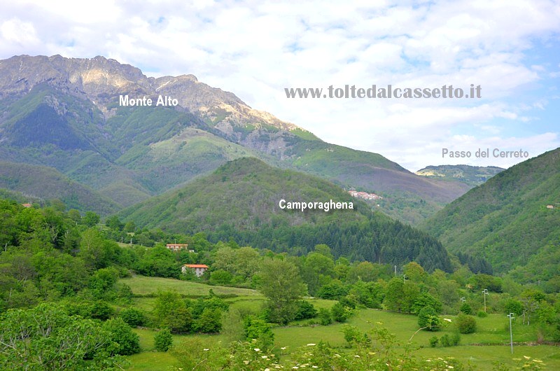 COMANO - Panorama dei "Groppi di Camporaghena", complesso montuoso che sovrasta il piccolo borgo lunigianese